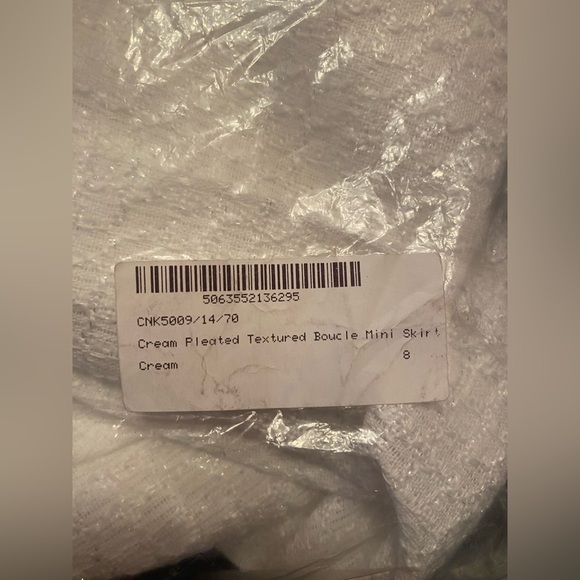 NWT PrettyLittleThing Cream Pleated Faux Textured Boucle Mini Skirt Size 4 - Picture 9 of 9